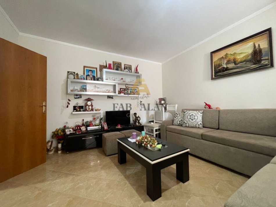 Tirane, shitet apartament 1+1 Kati 2, 75 m² 75.000 € (Rruga e Thesarit)