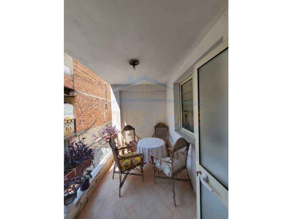 Tirane, jepet me qera apartament 2+1 Kati 2, 180 m² 600 € (Brryli)