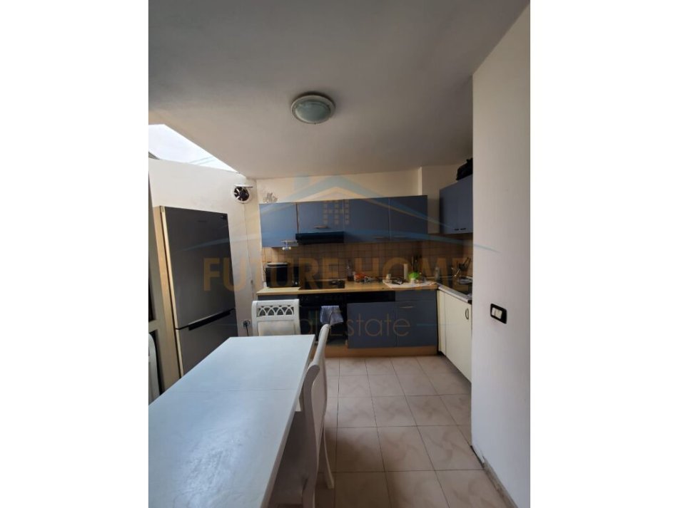 Tirane, jepet me qera apartament duplex 3+1 Kati 2, 180 m² 600 € (Brryli)