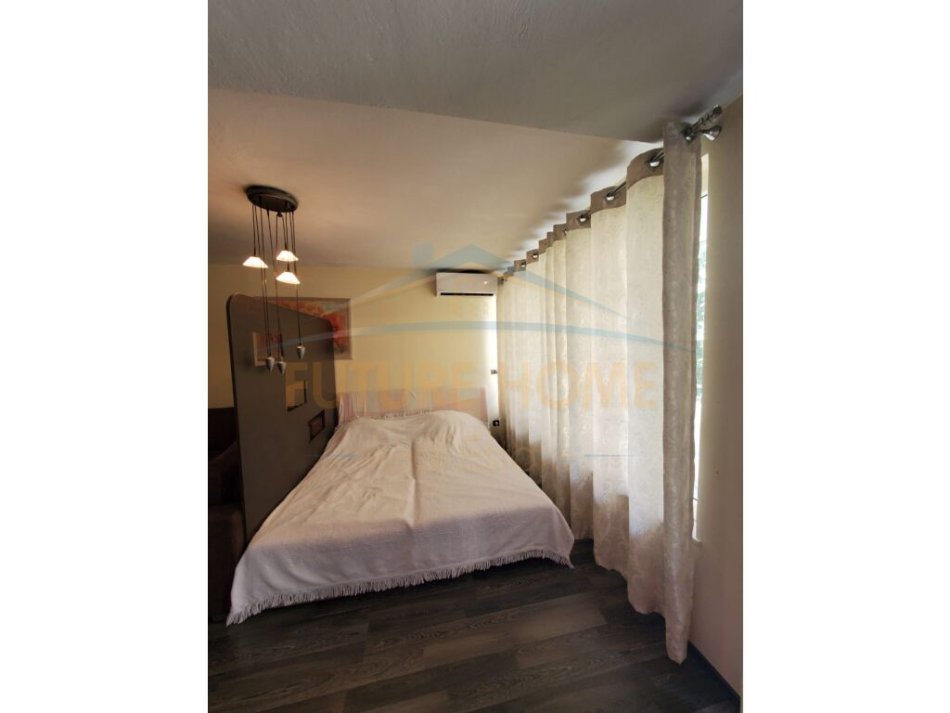 Tirane, jepet me qera apartament duplex 3+1 Kati 2, 180 m² 600 € (Brryli)