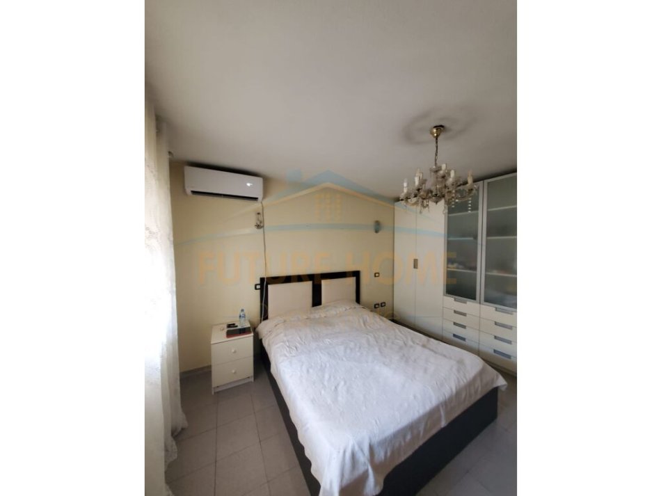 Tirane, jepet me qera apartament duplex 3+1 Kati 2, 180 m² 600 € (Brryli)