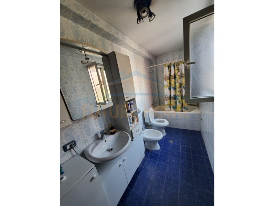 Tirane, jepet me qera apartament duplex 3+1 Kati 2, 180 m² 600 € (Brryli)