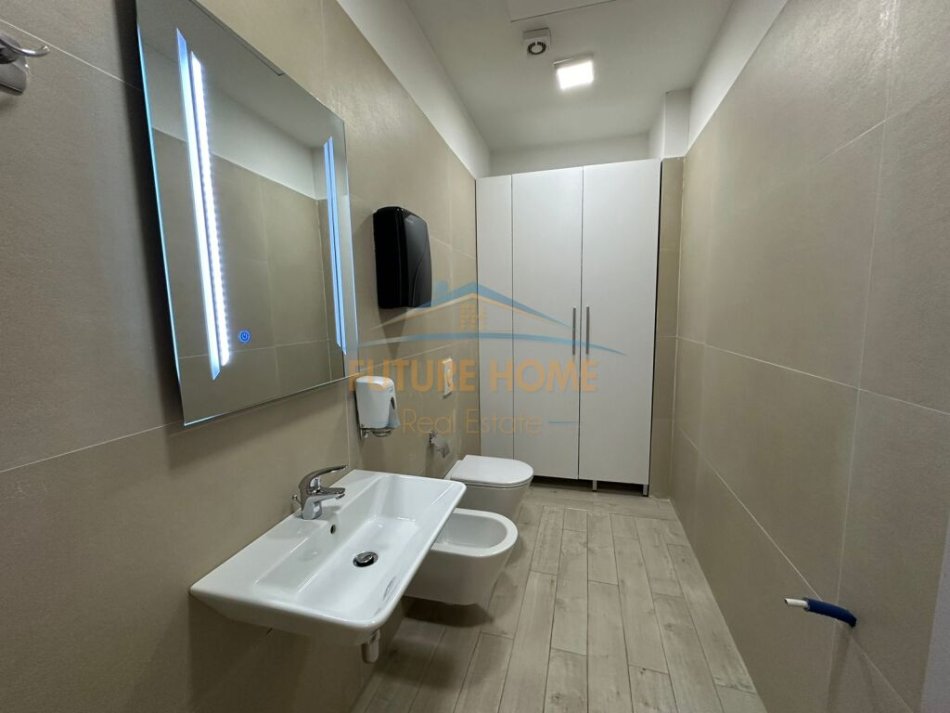 Tirane, jepet me qera zyre Kati 2, 72 m² 1.500 € (Rruga e Elbasanit)