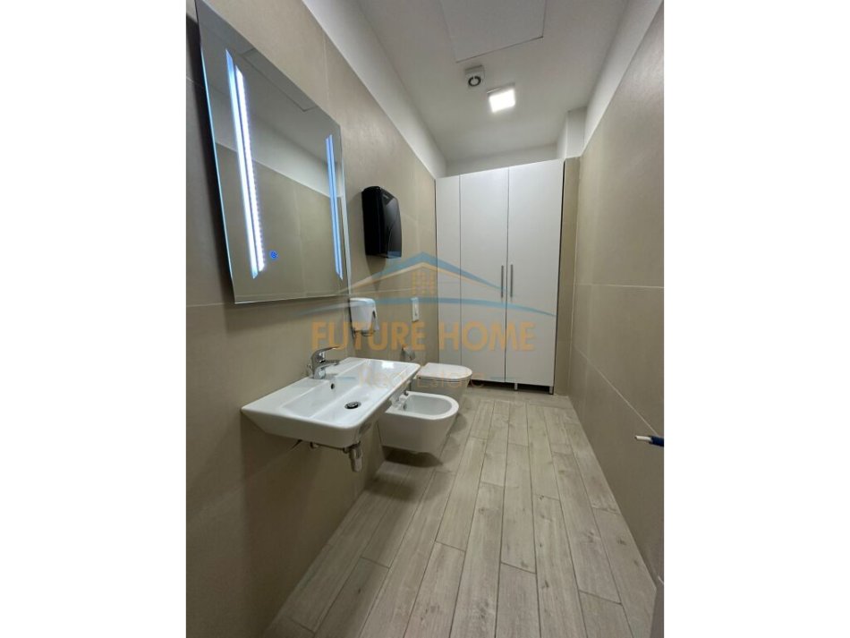 Tirane, jepet me qera zyre Kati 2, 72 m² 1.300 € (Park Gate, Rruga e Elbasanit,)