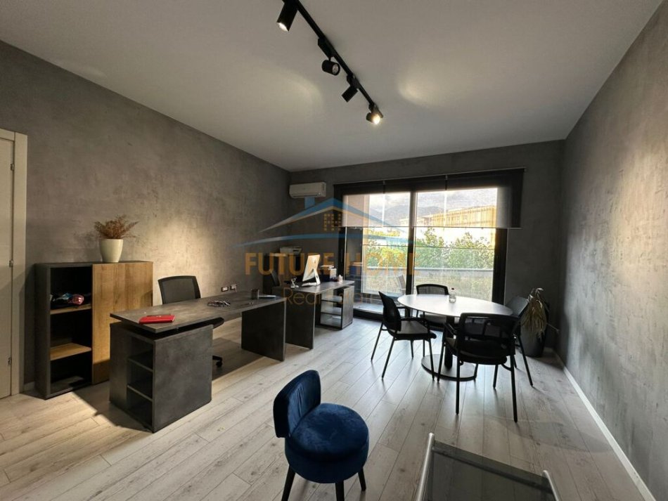 Tirane, jepet me qera zyre Kati 2, 72 m² 1.500 € (Rruga e Elbasanit)