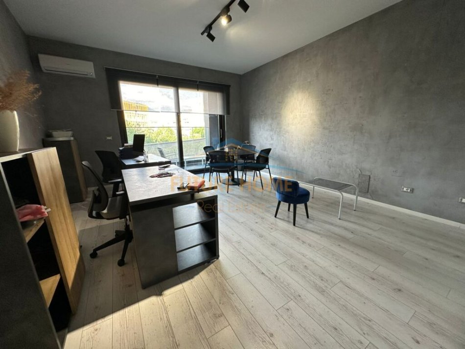 Tirane, jepet me qera zyre Kati 2, 72 m² 1.300 € (Park Gate, Rruga e Elbasanit,)