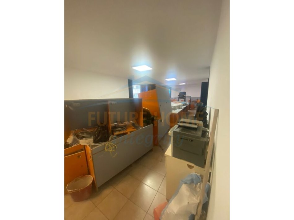 Tirane, jepet me qera zyre Kati 4, 160 m² 1.500 € (Stacioni i Trenit)