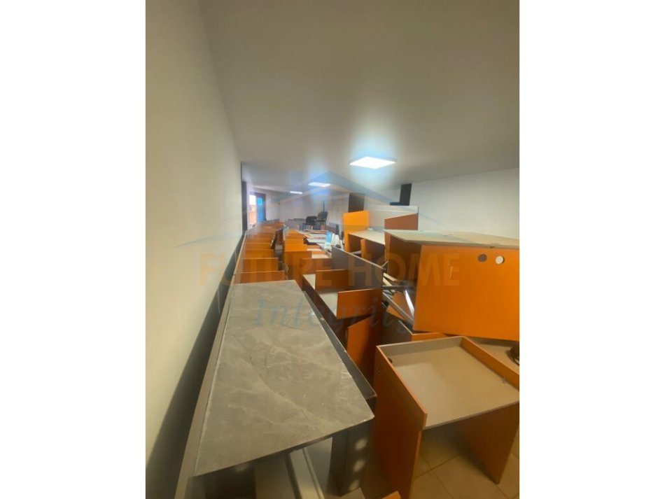 Tirane, jepet me qera zyre Kati 4, 160 m² 1.300 € (Stacioni i Trenit)