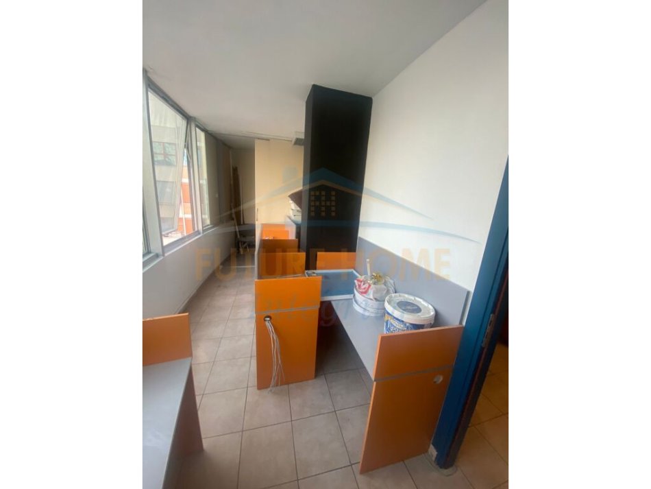 Tirane, jepet me qera zyre Kati 4, 160 m² 1.500 € (Stacioni i Trenit)