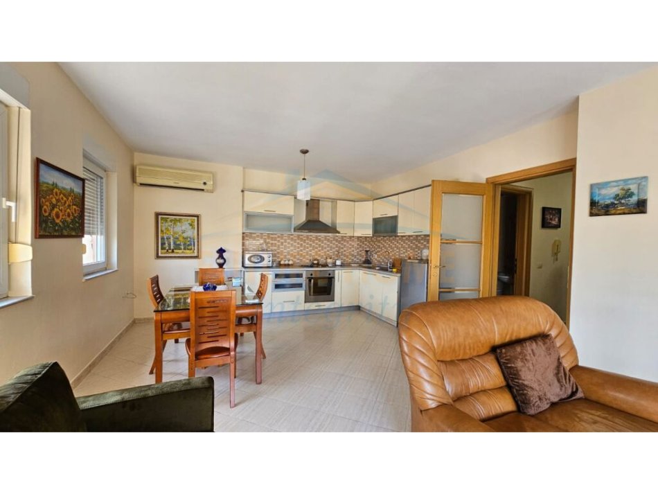 Tirane, jepet me qera apartament 2+1+Ballkon Kati 8, 112 m² 850 € (Rruga e Elbasanit)