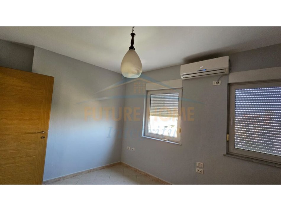 Tirane, jepet me qera apartament 2+1+Ballkon Kati 8, 112 m² 850 € (Rruga e Elbasanit)