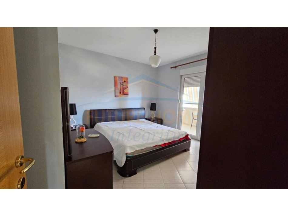 Tirane, jepet me qera apartament 2+1+Ballkon Kati 8, 112 m² 850 € (Rruga e Elbasanit)