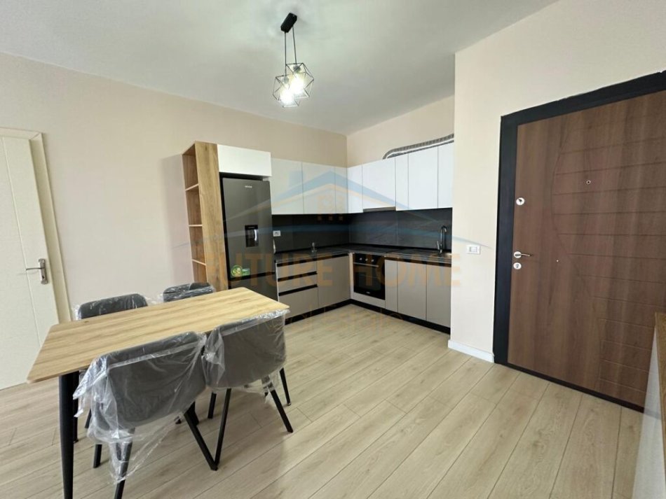 Tirane, jepet me qera apartament 2+1+Ballkon Kati 8, 102 m² 550 € (Ish Fusha E Aviacionit)