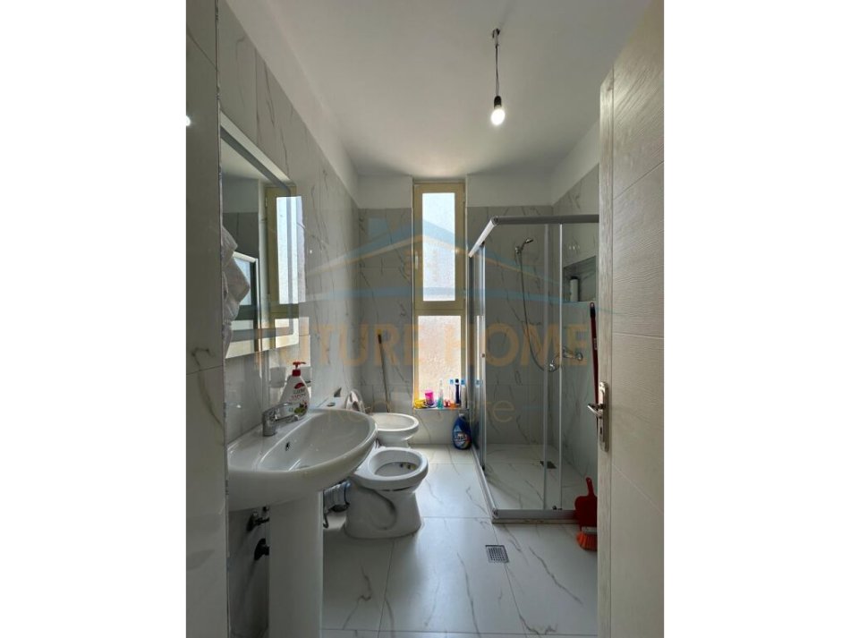 Tirane, jepet me qera apartament 2+1+Ballkon Kati 8, 102 m² 550 € (Ish Fusha E Aviacionit)
