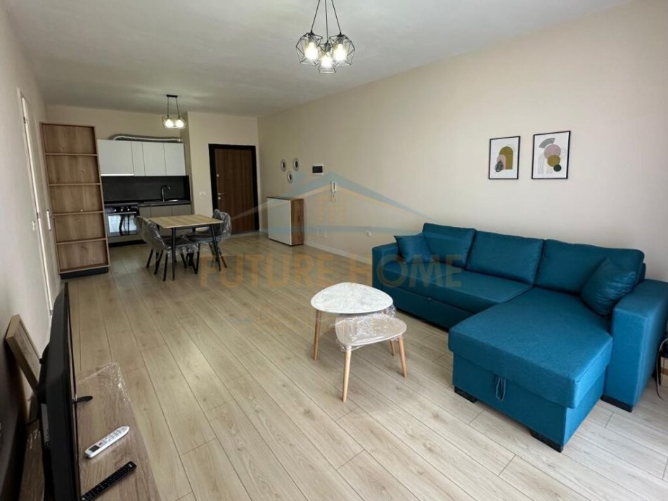 Tirane, jepet me qera apartament 2+1+Ballkon Kati 8, 102 m² 550 € (Ish Fusha E Aviacionit)