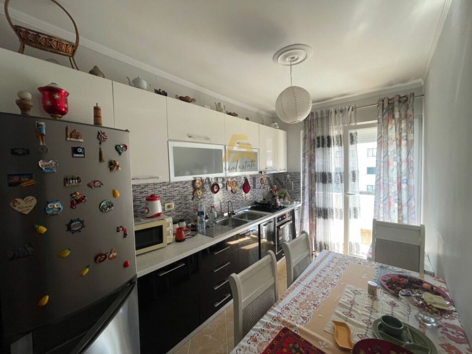Tirane, shitet apartament 1+1 Kati 2, 75 m² 75.000 € (Rruga e Thesarit)