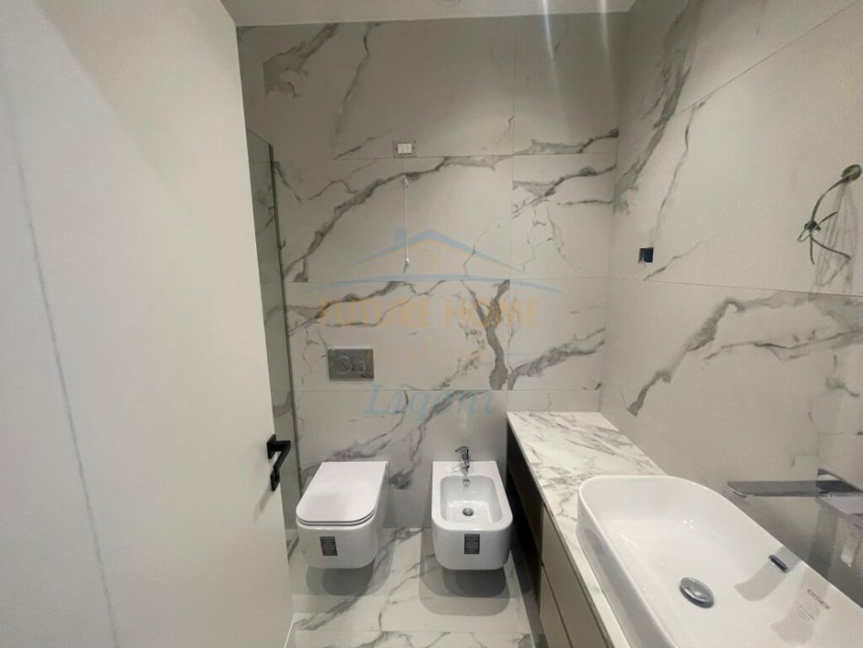 Tirane, jepet me qera apartament 2+1+Ballkon Kati 6, 123 m² 1.700 € (Rruga e Kosovareve)