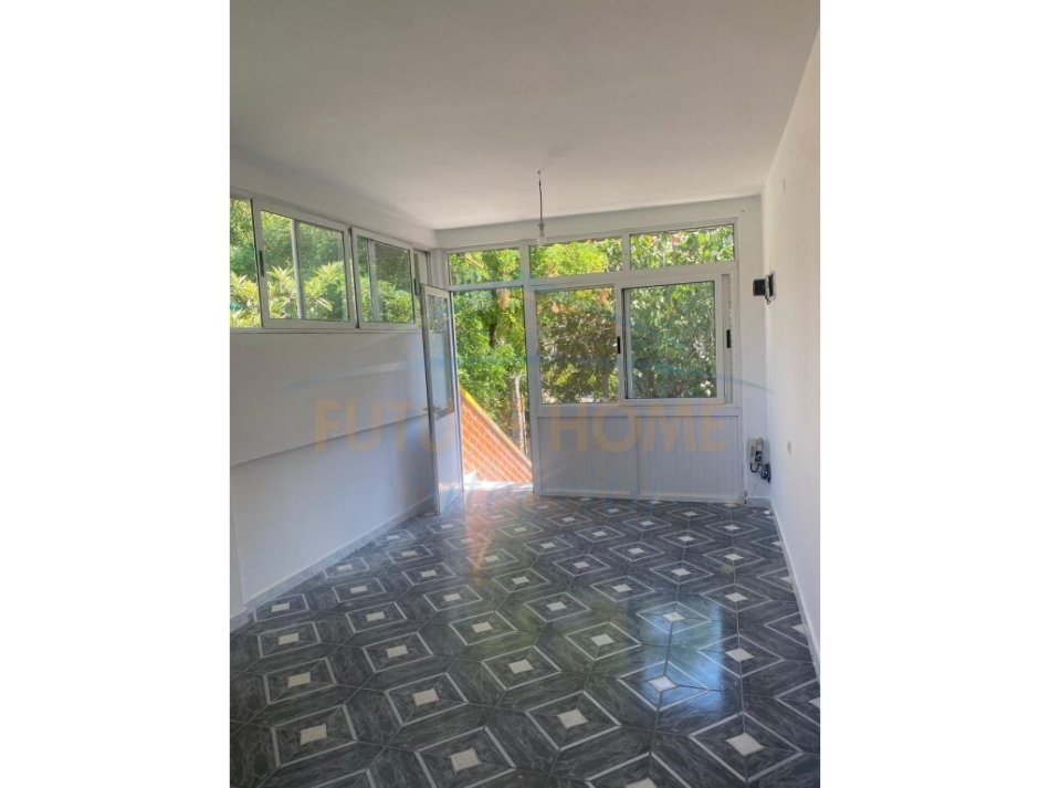 Tirane, jepet me qera apartament 3+1 Kati 2, 85 m² 500 € (Rruga Mihal Grameno)
