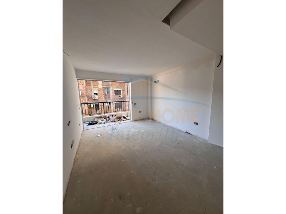 Tirane, shitet apartament 1+1+Ballkon Kati 2, 77 m² 169.500 € (Rruga e Durresit)
