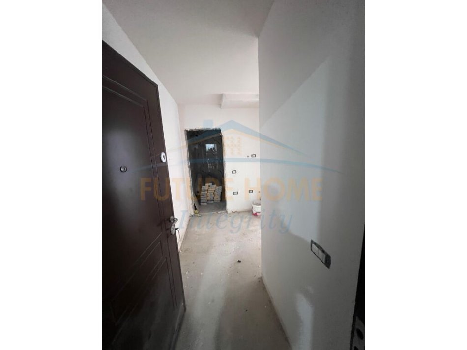 Tirane, shitet apartament 1+1+Ballkon Kati 2, 77 m² 169.500 € (Rruga e Durresit)