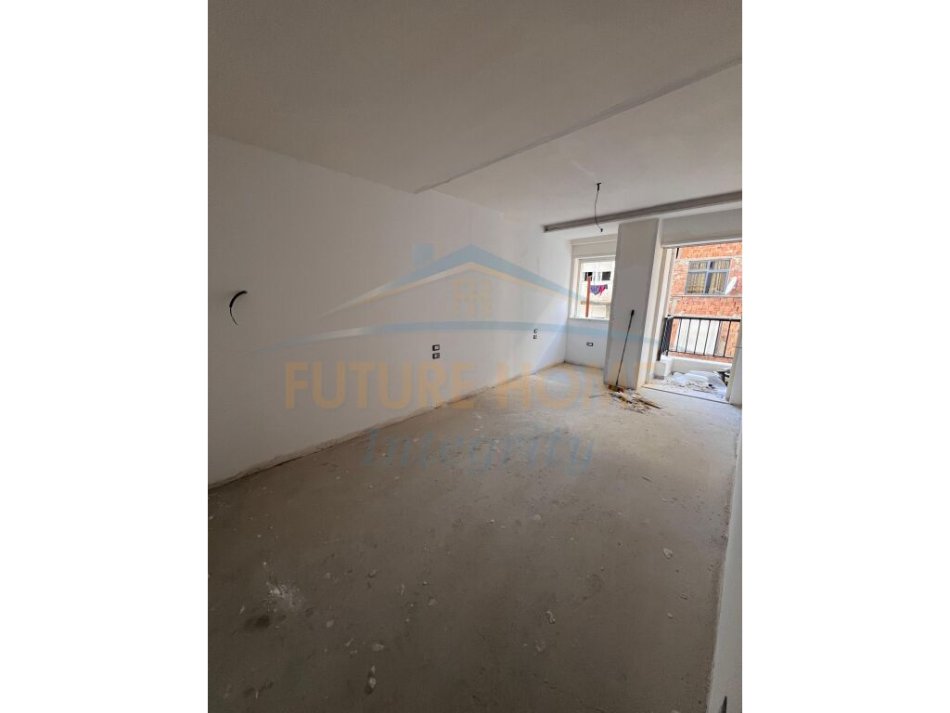 Tirane, shitet apartament 1+1+Ballkon Kati 2, 77 m² 169.500 € (Rruga e Durresit)