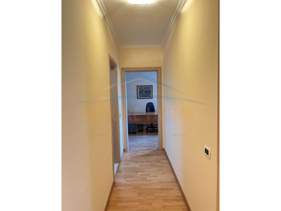 Tirane, jepet me qera zyre Kati 2, 70 m² 700 € (Komuna E Parisit)