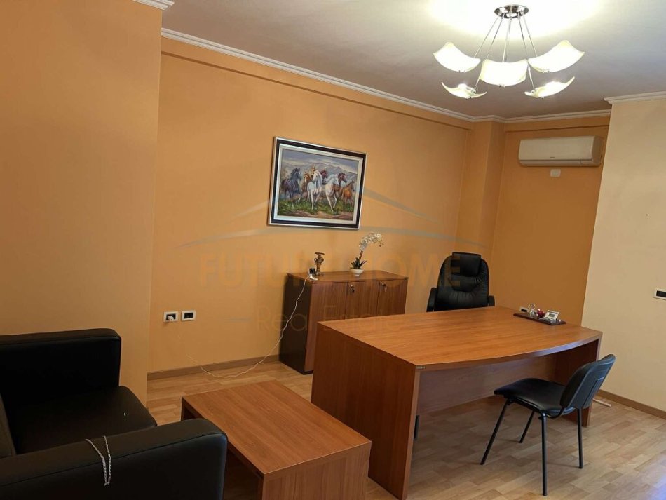 Tirane, jepet me qera zyre Kati 2, 70 m² 700 € (Komuna E Parisit)