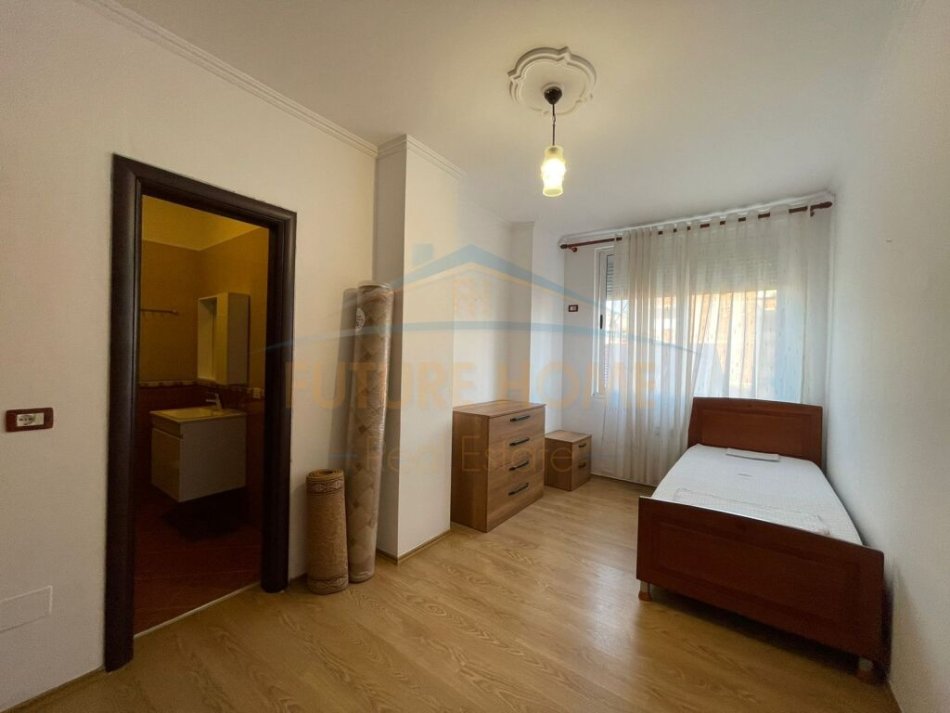 Tirane, jepet me qera apartament 2+1 Kati 4, 114 m² 650 € (Rruga e Barrikadave)