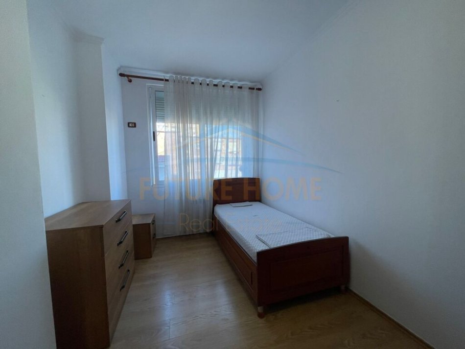 Tirane, jepet me qera apartament 2+1+Ballkon Kati 4, 114 m² 650 € (Rruga e Barrikadave)