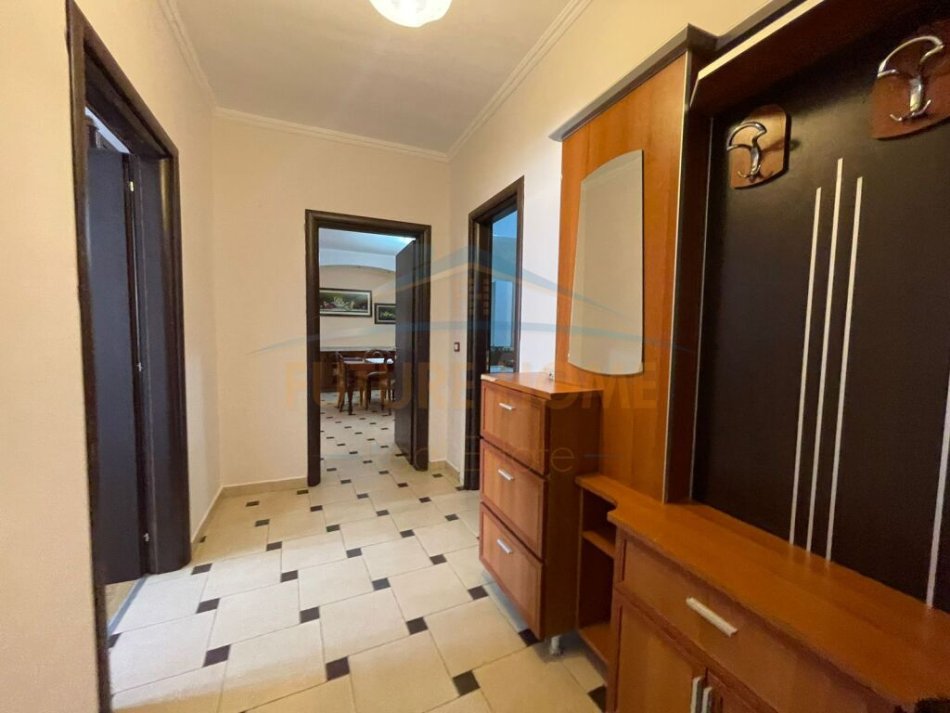 Tirane, jepet me qera apartament 2+1+Ballkon Kati 4, 114 m² 650 € (Rruga e Barrikadave)