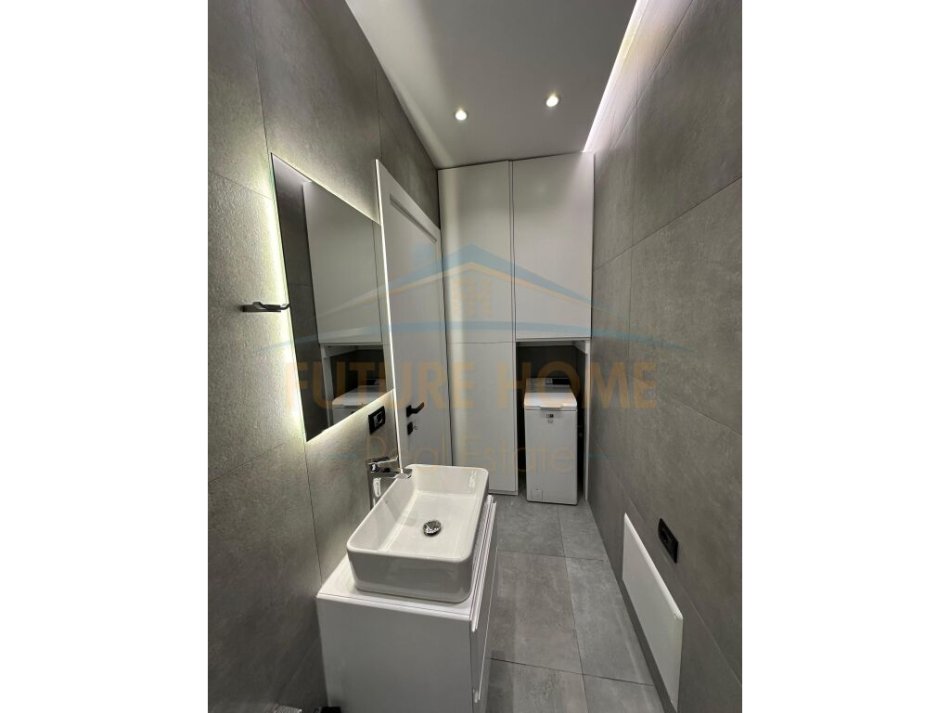 Tirane, jepet me qera apartament 1+1+Ballkon Kati 5, 65 m² 800 € (Rruga e Durresit)