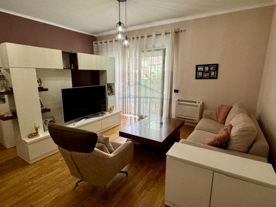 Tirane, shitet apartament 1+1+Ballkon Kati 2, 63 m² 140.000 € (Kopshti Botanik)