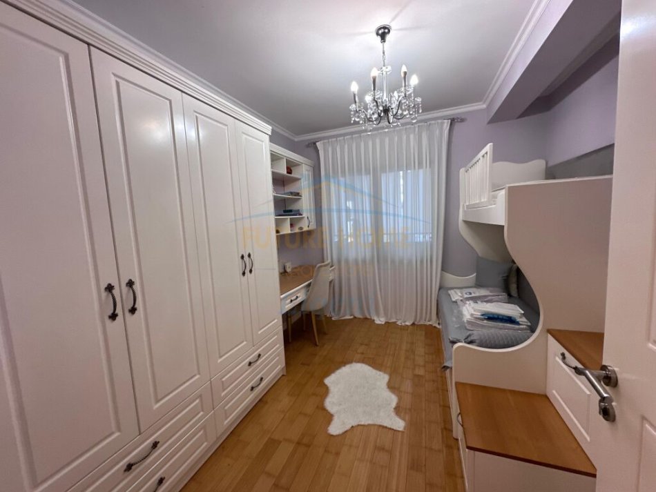 Tirane, jepet me qera apartament 2+1+Ballkon Kati 8, 115 m² 850 € (Bulevardi i Ri)