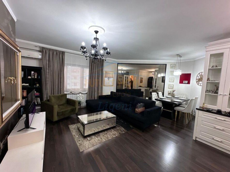 jepet me qera apartament 2+1+Ballkon Kati 8, 115 m² 850 € (Reshit Petrela)