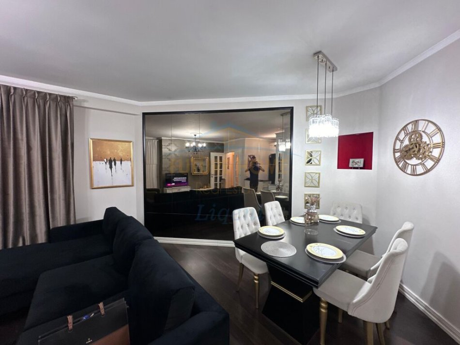 Tirane, jepet me qera apartament 2+1+Ballkon Kati 8, 115 m² 850 € (Bulevardi i Ri)