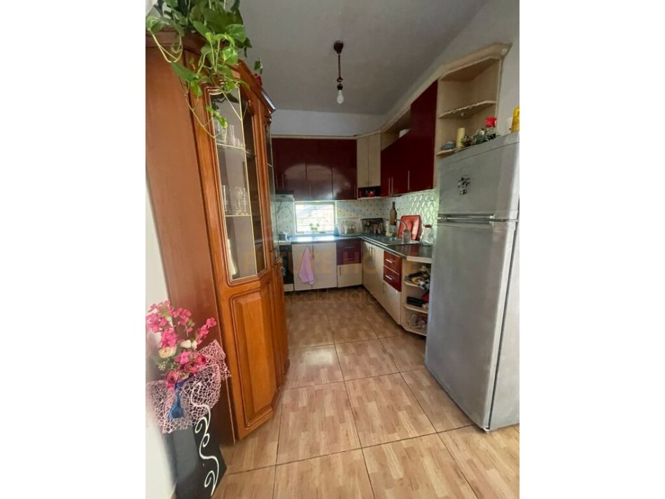 Tirane, shitet shtepi 2+1 Kati 1, 187 m² 130.000 € (Kthesa e Kamzes)