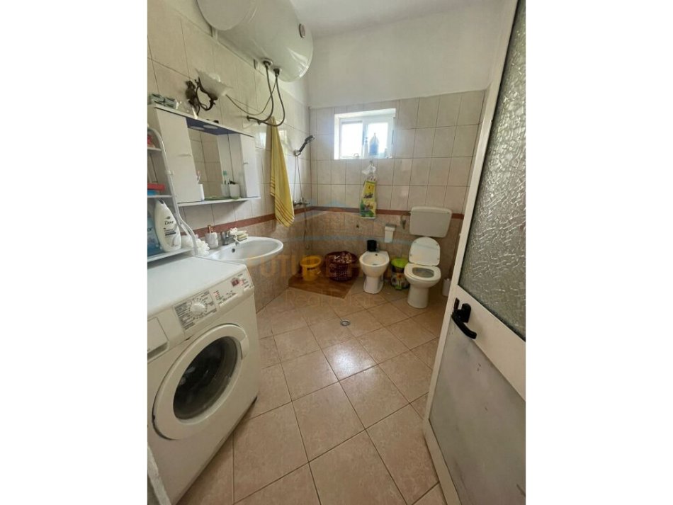 Tirane, shitet shtepi 2+1 Kati 1, 187 m² 130.000 € (Kthesa e Kamzes)