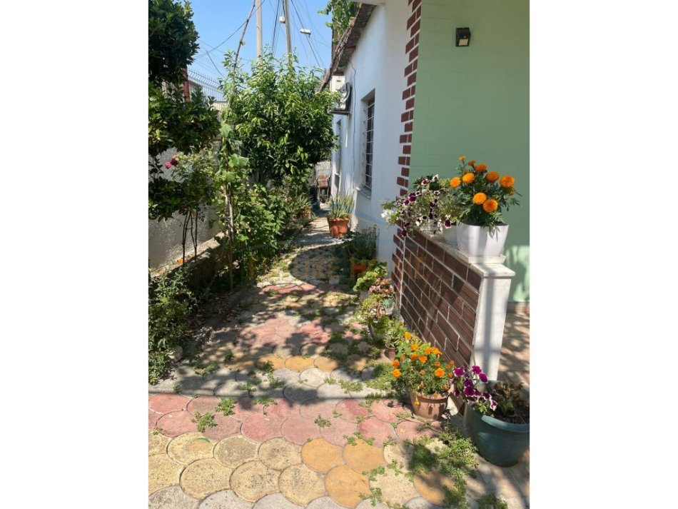 Tirane, shitet shtepi 2+1 Kati 1, 187 m² 130.000 € (Kthesa e Kamzes)