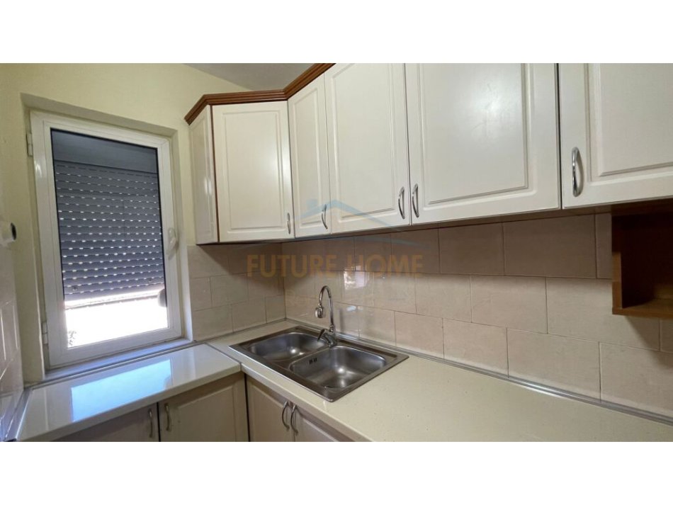 Tirane, jepet me qera apartament 1+1 Kati 2, 53 m² 450 € (Rr.Bardhyl)