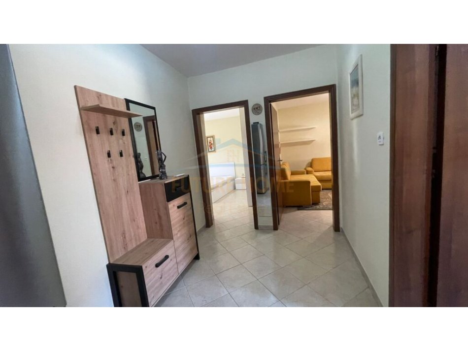Tirane, jepet me qera apartament 1+1 Kati 2, 53 m² 450 € (Rr.Bardhyl)