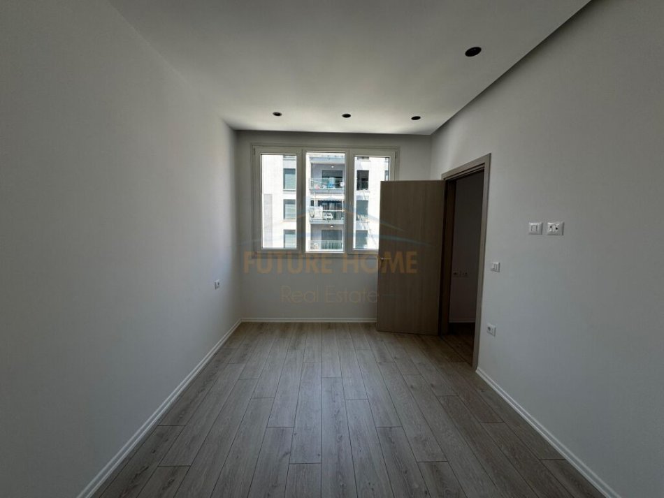 Tirane, jepet me qera apartament 1+1+Ballkon Kati 4, 65 m² 400 € (Unaza E Re)