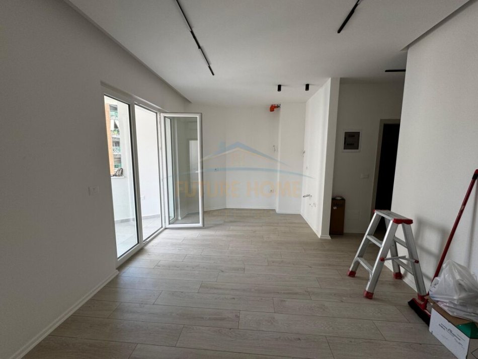 Tirane, jepet me qera apartament 1+1+Ballkon Kati 4, 65 m² 400 € (Unaza E Re)