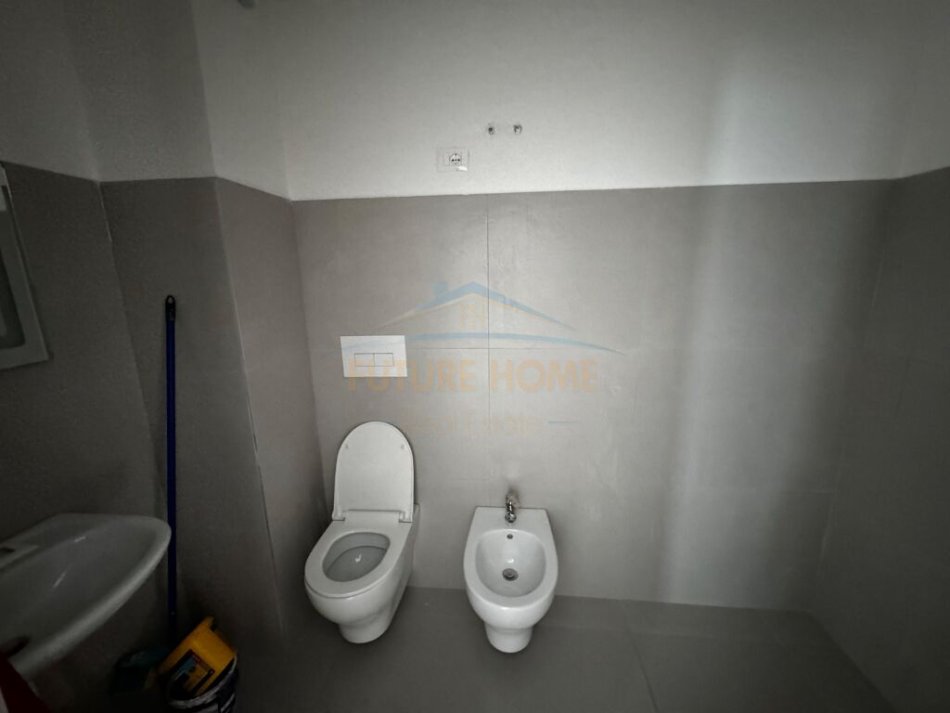 Tirane, jepet me qera apartament 1+1+Ballkon Kati 4, 65 m² 400 € (Unaza E Re)