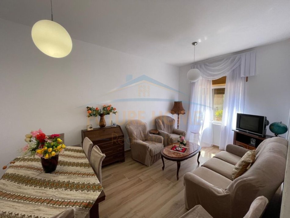 Durres, jepet me qera apartament 3+1+Aneks+Ballkon Kati 2, 110 m² 300 € (Prane Shkolles Qemal Mici , Durres)
