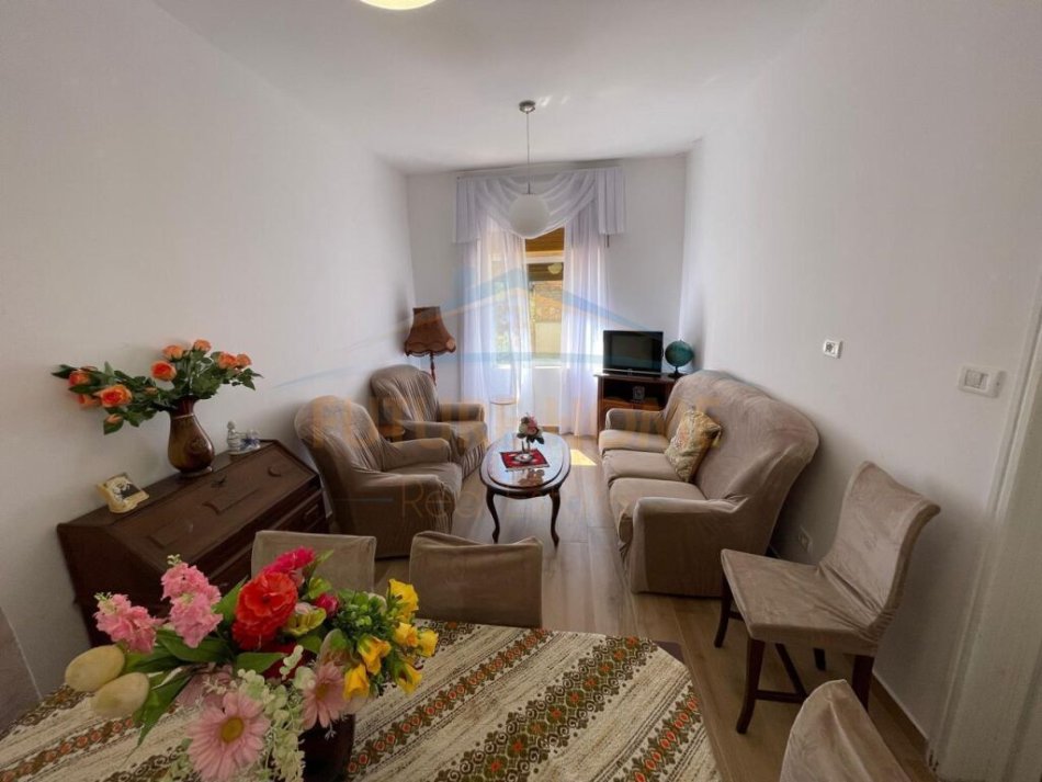 Durres, jepet me qera apartament 3+1+Aneks+Ballkon Kati 2, 110 m² 300 € (Prane Shkolles Qemal Mici , Durres)