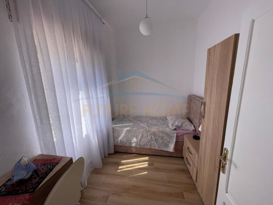Durres, jepet me qera apartament 3+1+Aneks+Ballkon Kati 2, 110 m² 300 € (Prane Shkolles Qemal Mici , Durres)