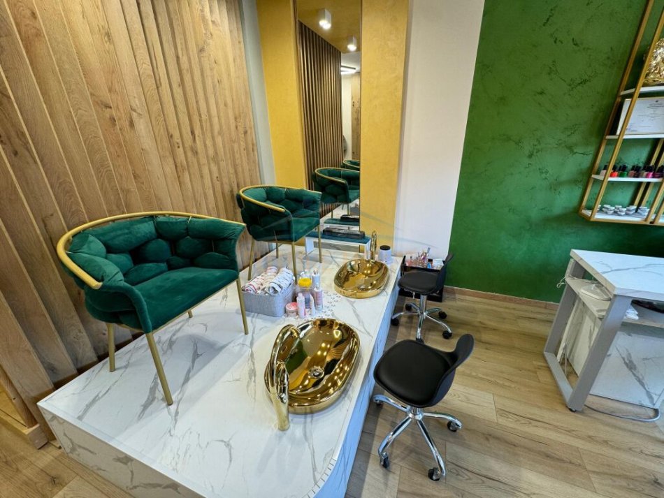 Tirane, jepet me qera dyqan Kati 1, 52 m² 900 € (Porcelan)