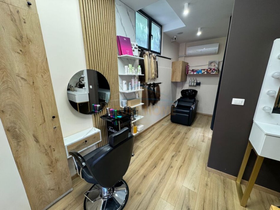 Tirane, jepet me qera dyqan Kati 1, 52 m² 900 € (Porcelan)