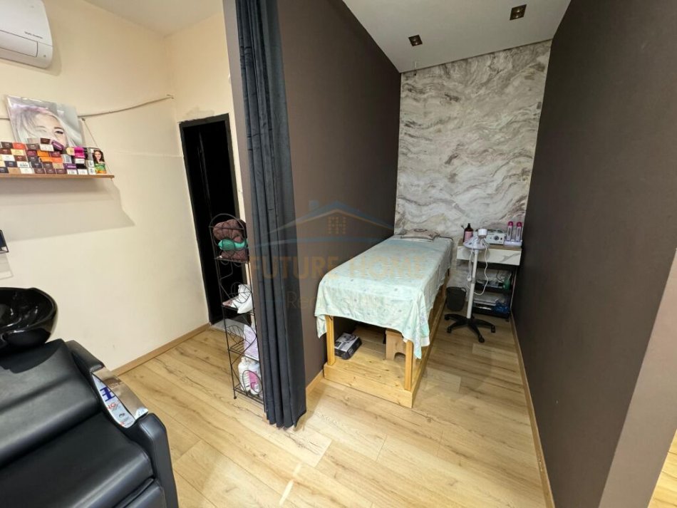 Tirane, jepet me qera dyqan Kati 1, 52 m² 900 € (Porcelan)