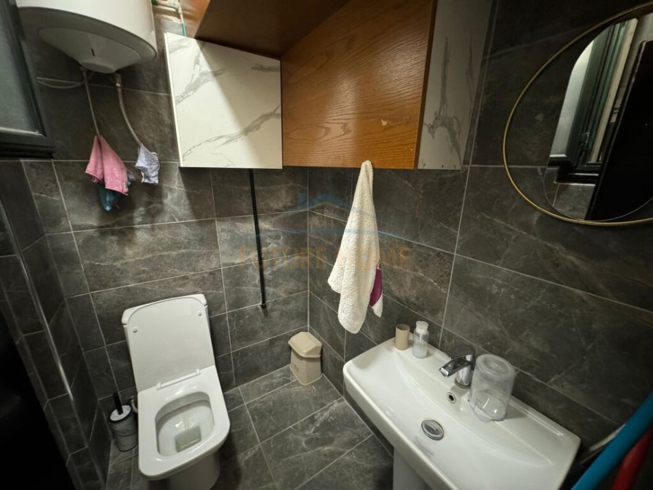 Tirane, jepet me qera dyqan Kati 1, 52 m² 900 € (Porcelan)